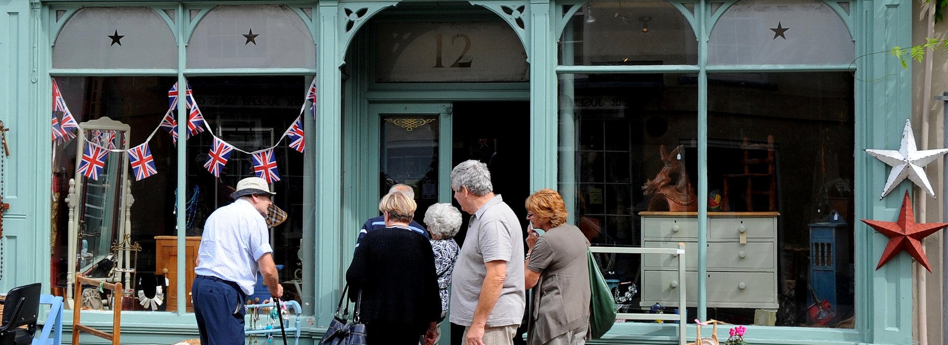 Horncastle Antiques Shoppers Horncastle Antiques Shoppers