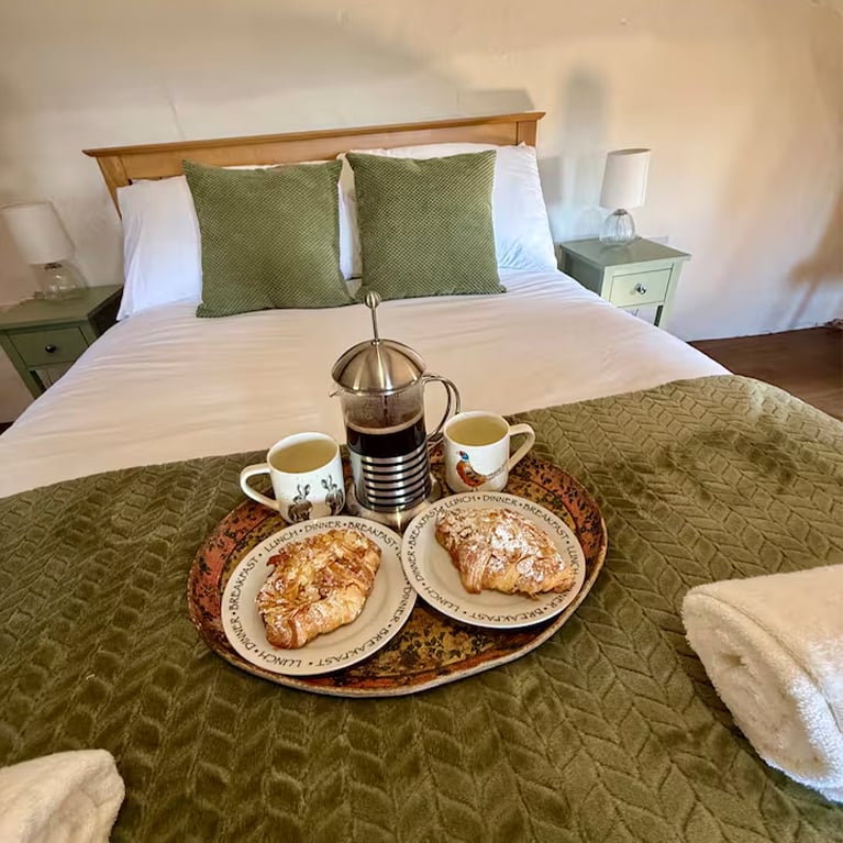 Bed with breakfast and cafetière Bed with breakfast and cafetière